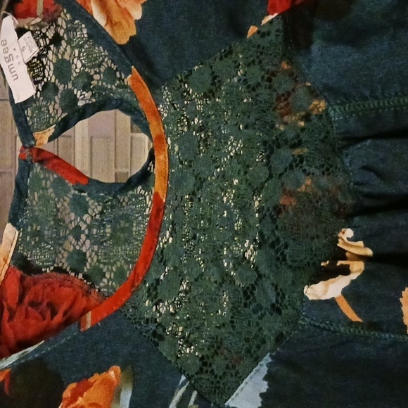 GREAT CONDITION DARK GREEN FLORAL MID DRESS W/HALF BELL SLEEVES BY UMGEE SZ SM - Picture 2 of 7